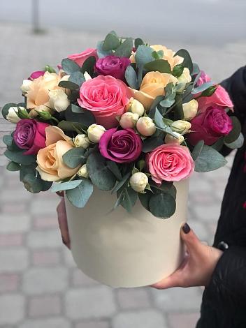 Цветочная композиция из Розы в шляпной коробке в Игре